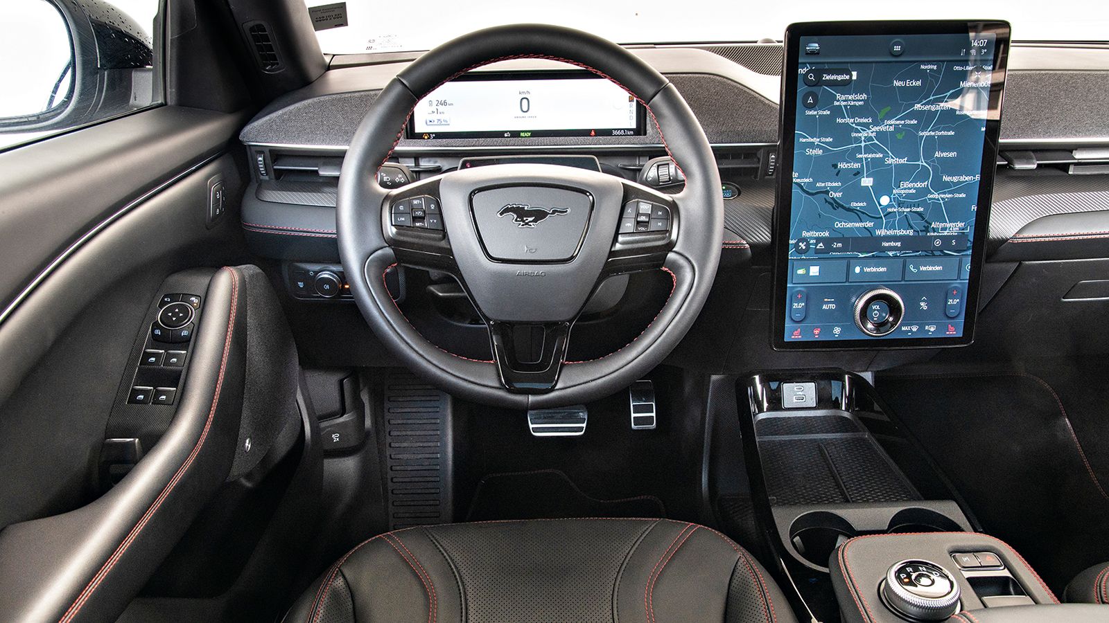 Η Mustang Mach-E ακολουθεί τα αμερικανικά ήθη και μάλιστα φαίνεται να έχει πάρει ιδέες από την Tesla.