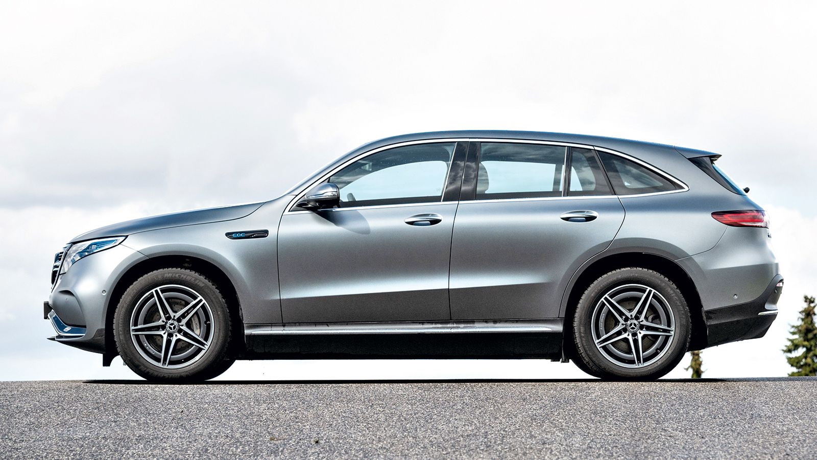 Η EQC είναι πιο ουδέτερη στη συμπεριφορά, υποστρέφει γλυκά καθώς το ESP επεμβαίνει νωρίς και δεν αφήνει χώρο για αντιδράσεις.