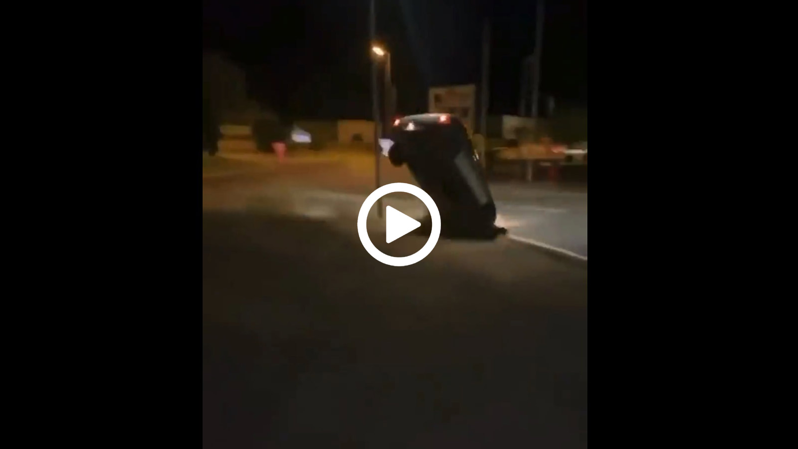 Ιπτάμενο Peugeot 205 σέρνεται κατακόρυφα στο δρόμο!
