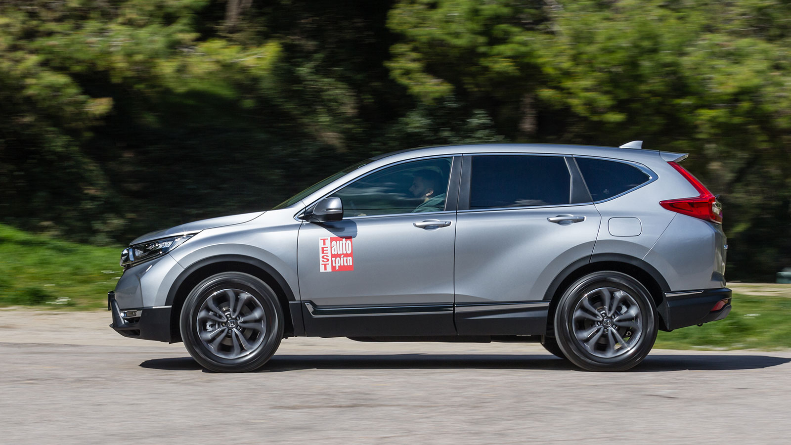 Αρχοντικό πάτημα εντός δρόμου για το CR-V e:HEV με κυρίαρχο στοιχείο την άνεση. Η ανάρτηση «καταπίνει» λακκούβες και λοιπές ανωμαλίες του εδάφους υποδ