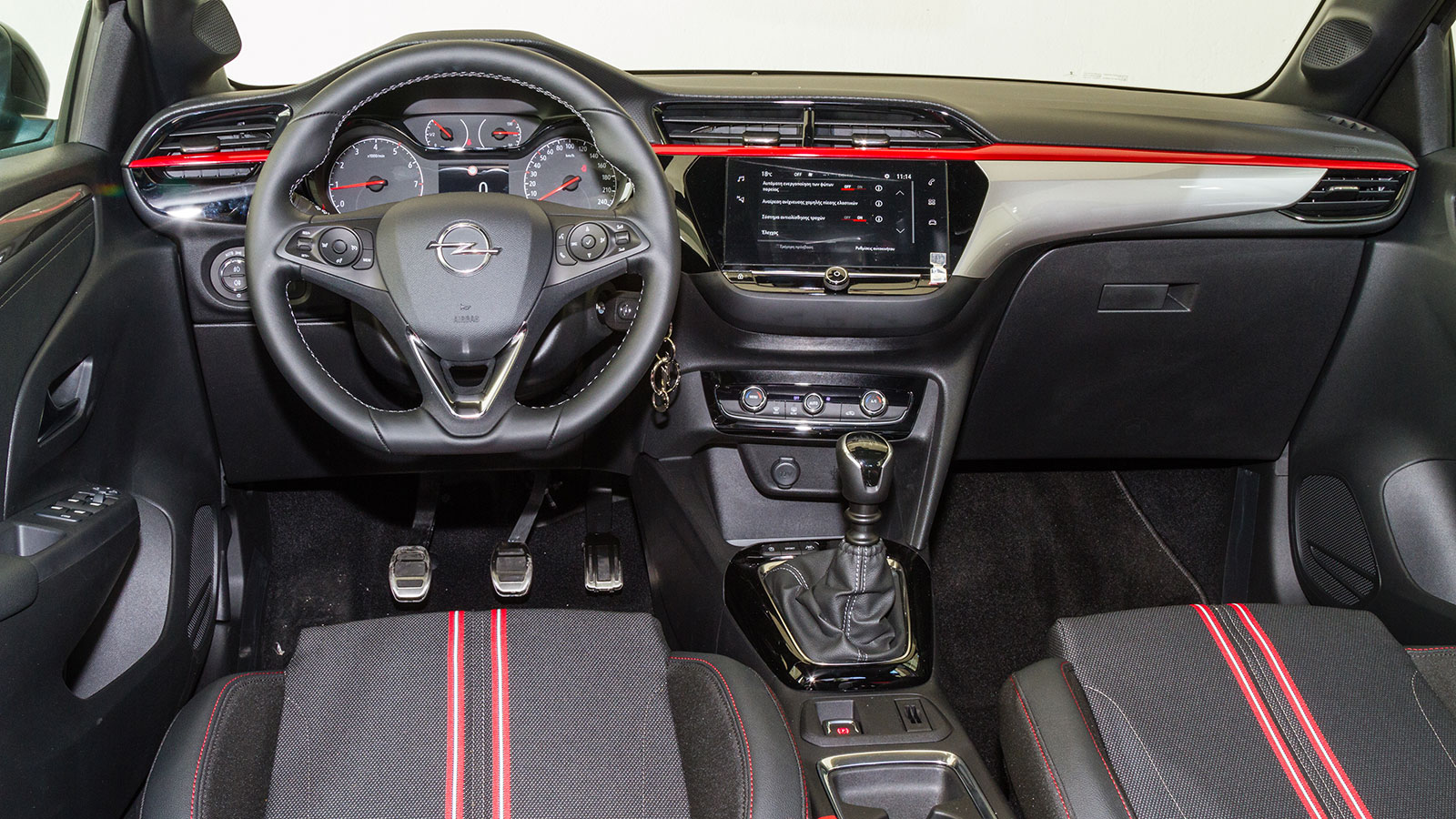 Το εσωτερικό 
του Opel 
Corsa ακολουθεί οριζόντια λογική, στην οποία δεσπόζει η 7άρα οθόνη, με την ποιότητα και την εργονομία να βρίσκονται σε καλά 