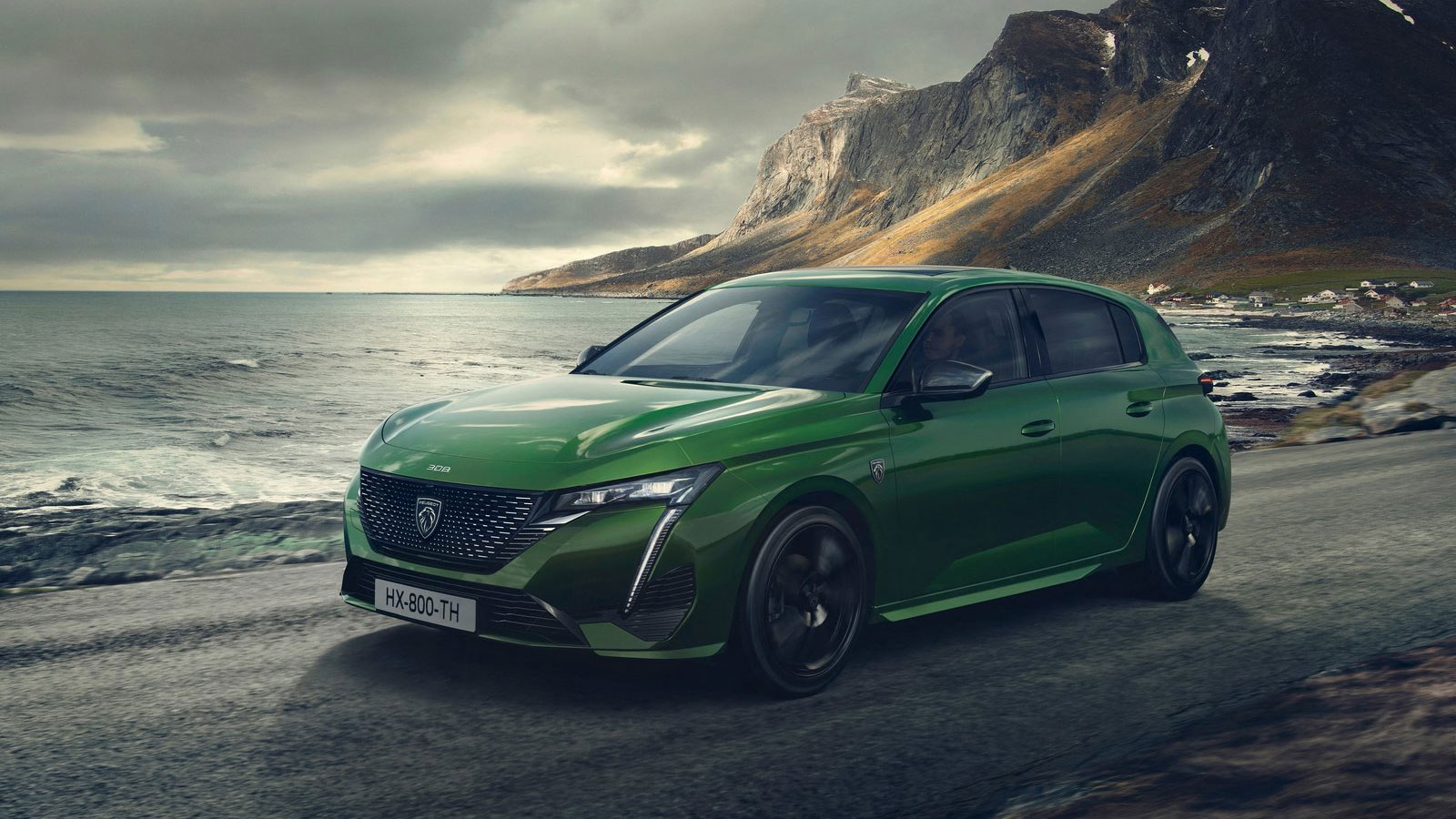 Το τρίτης γενιάς Peugeot 308 είναι το πρώτο μοντέλο της εταιρείας που φέρνει το νέο λογότυπο της εταιρείας, αποκτώντας επίσης τα κλασικά LED φώτα-χαυλ