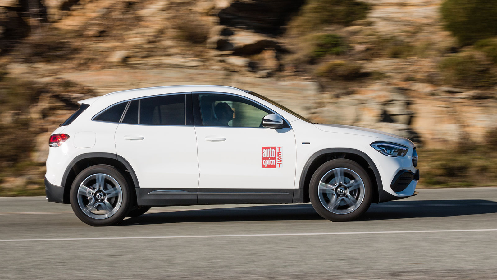 Η ηλεκτρική αυτονομία της Mercedes GLA 250e είναι επαρκής για την καθημερινότητα, ενώ η βενζίνη απαλλάσσει από το άγχος της αυτονομίας. Μικρότερο βάρο