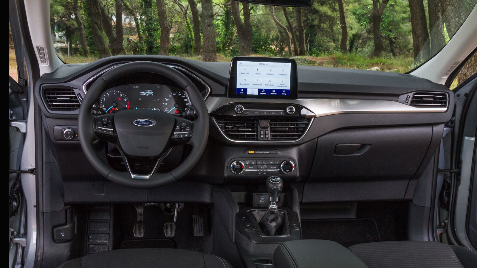 Η πρακτική καμπίνα του Ford Kuga είναι μοντέρνα και ποιοτική. Η έγχρωμη οθόνη αφής των 8 ιντσών ανήκει στο βασικό εξοπλισμό, όπως και το σύστημα infot