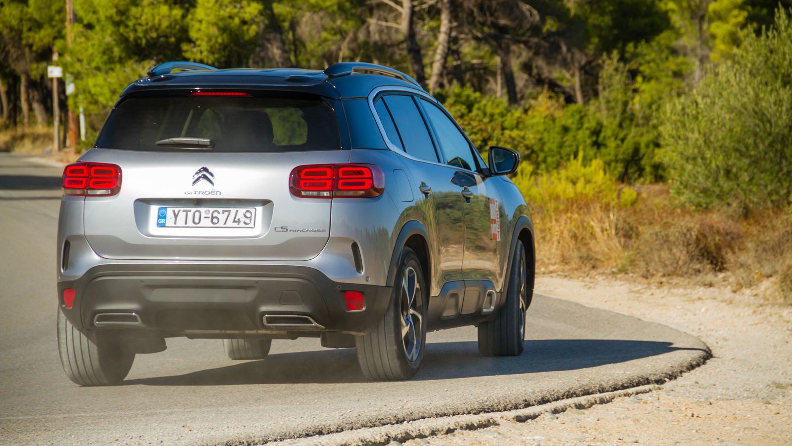 Το Citroen C5 Aircross χάρη στα υδραυλικά στοπ της ανάρτησης και στα Advanced-Comfort καθίσματα-πολυθρόνες, προσφέρει κορυφαία άνεση ισοπεδώνοντας κυρ