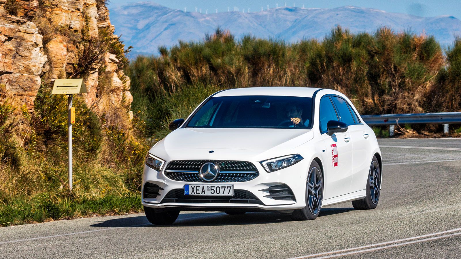 Όπως όλα τα plug-in μοντέλα της Mercedes-Benz, έτσι και η μικρομεσαία Α 250 e ξεχωρίζει για τη μεγάλη της ηλεκτρική αυτονομία που ξεπερνάει τα 70 χιλι