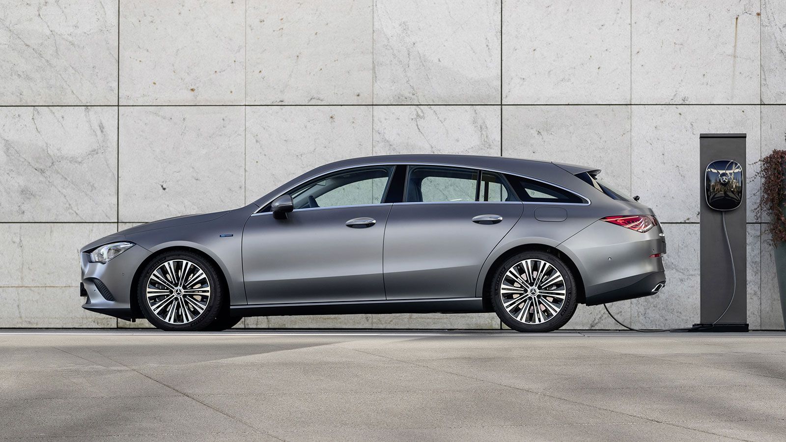 Πολύ ιδιαίτερο το μικρομεσαίο Shooting Brake αμάξωμα της CLA 250 e.
