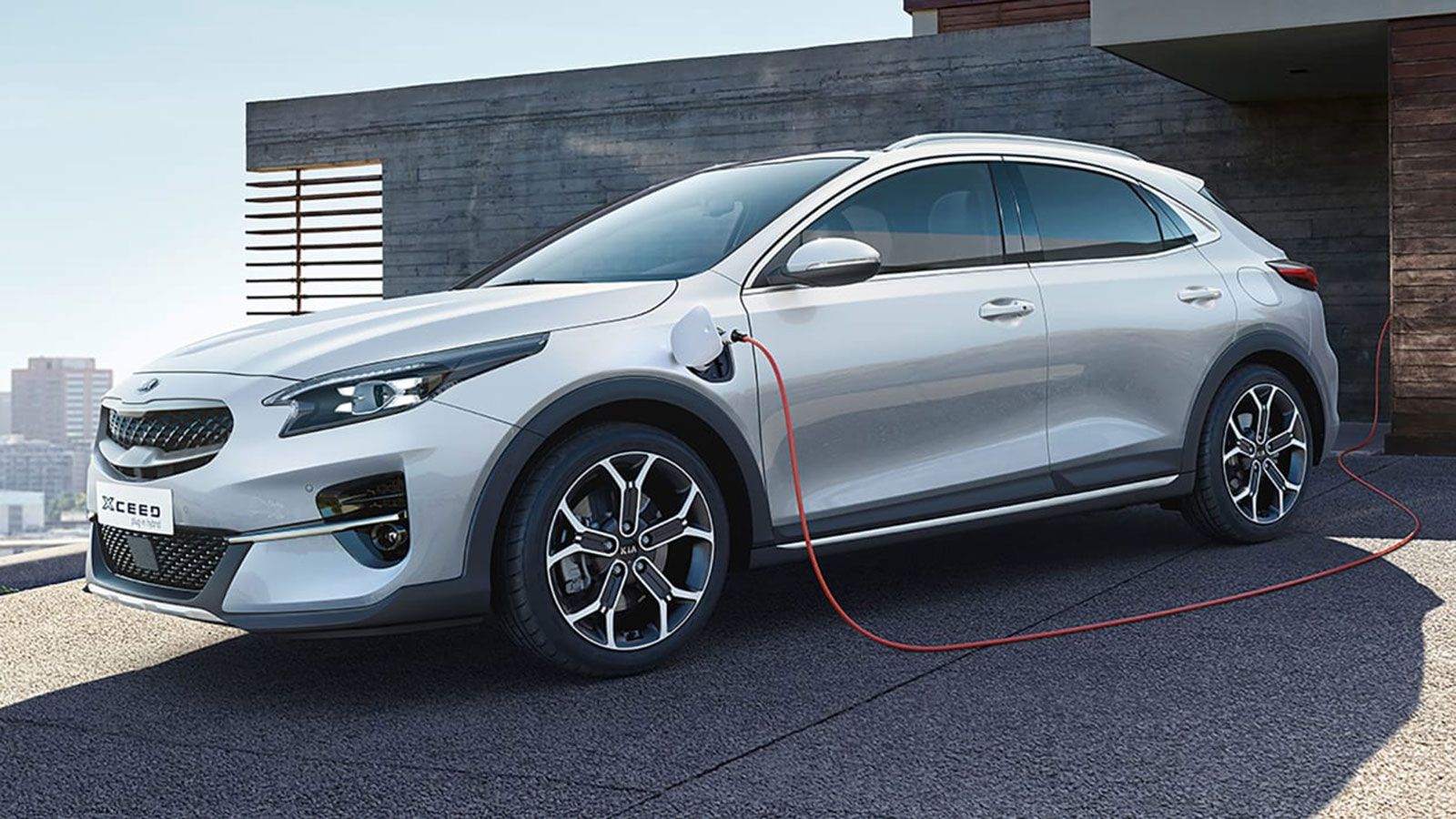Χάρη στην μπαταρία των 8,9 kWh το Kia XCEED PHEV μπορεί να κάνει σχεδόν 60 χιλιόμετρα χωρίς να κάψει σταγόνα βενζίνης.
