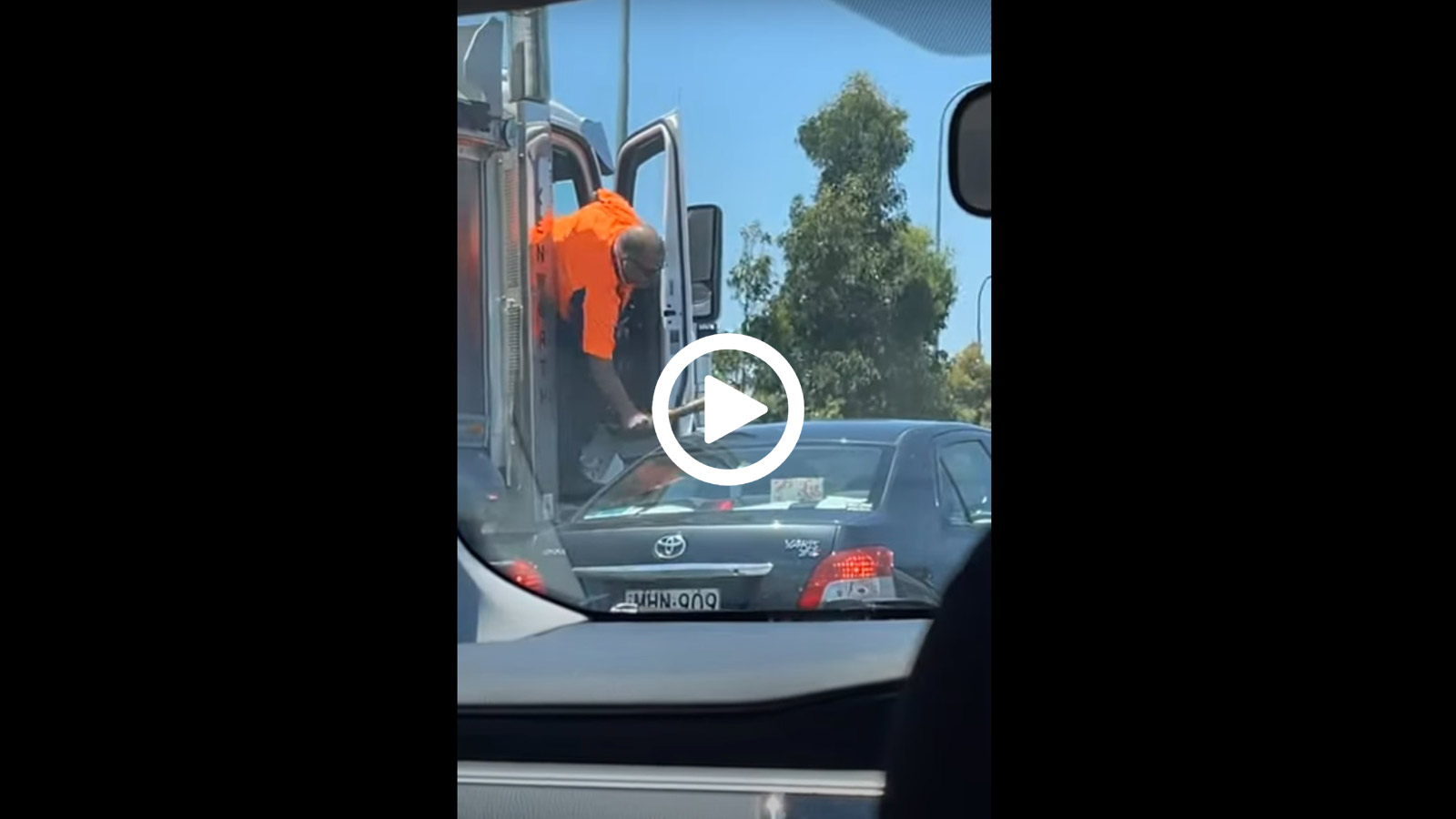 Οδηγός φορτηγού χτυπάει με ρόπαλο ΙΧ!