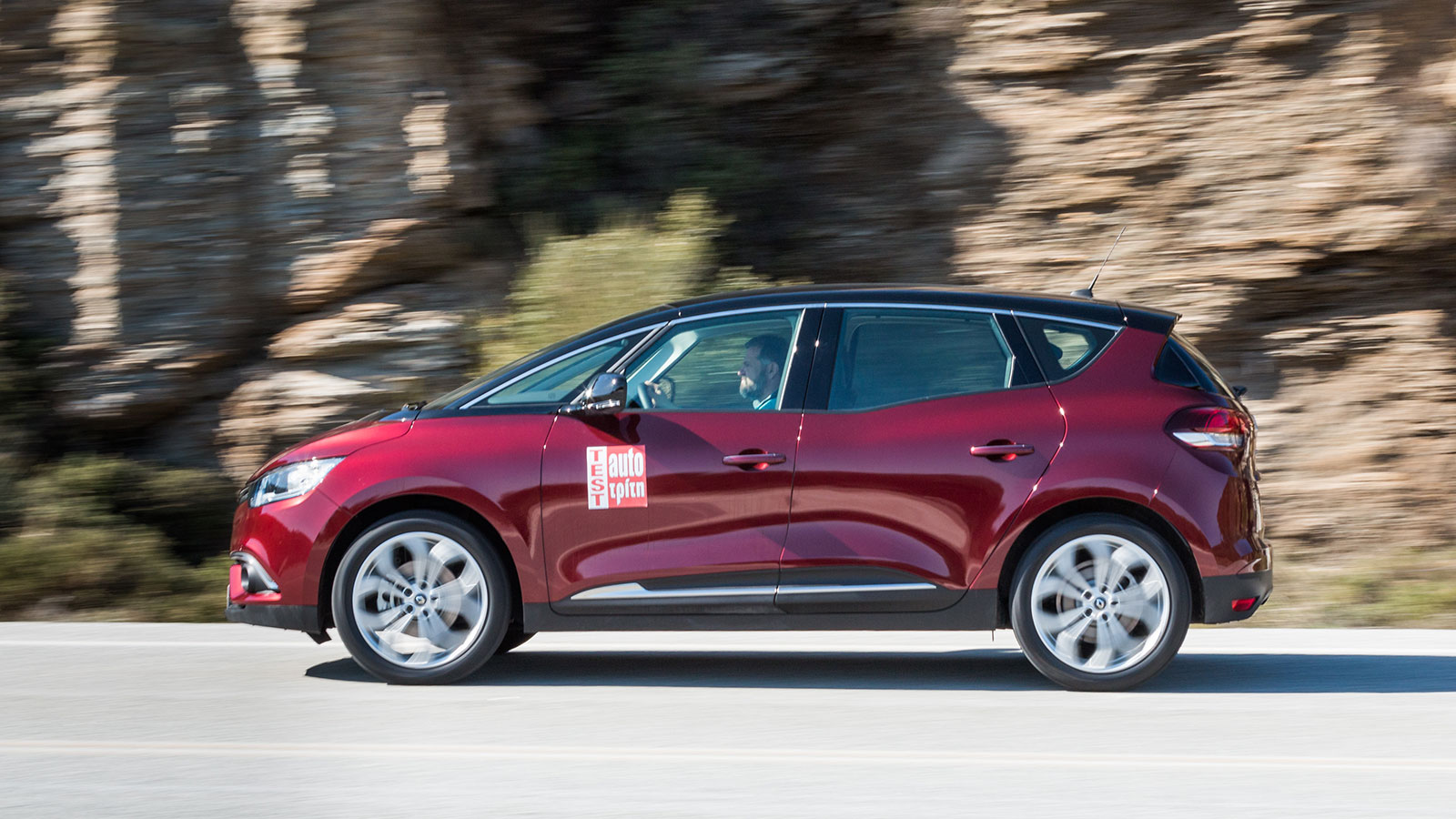 Οι 20άρηδες τροχοί δεν επηρεάζουν την άνεση χάρη στα ελαστικά 195/55. Αυτά διαθέτουν αρκετό προφίλ, ώστε οι κακοτεχνίες του δρόμου να μην απειλούν τα 