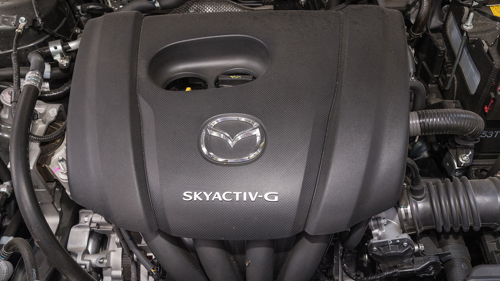 Το Mazda2 εφοδιάζεται με τον 1,5 λίτρων Skyactiv-G κίνητρα συνδυασμένο με ήπια υβριδικό σύστημα 24 βολτ και εξατάχυτο χειροκίνητο κιβώτιο, προσφέροντα