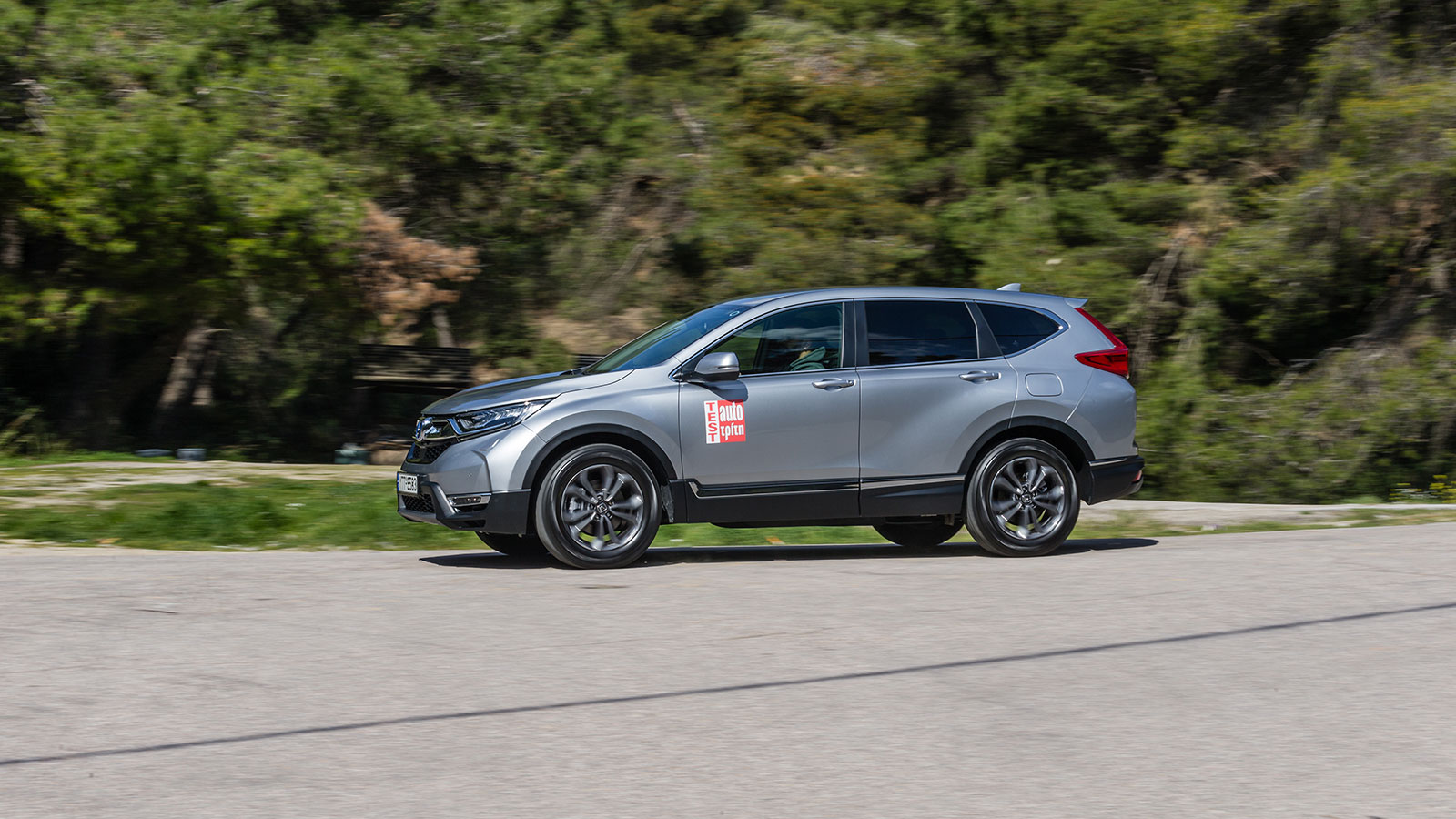 To Honda CR-V Hybrid εφοδιάζεται με έναν δίλιτρο βενζινοκινητήρα i-VTEC κύκλου Atkinson και έναν ηλεκτροκινητήρα, με συνδυαστική ισχύ 184 ίππων και μέ