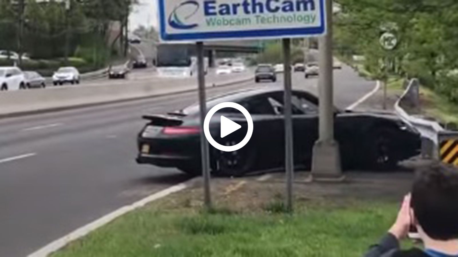 Πήρε την Porsche αλλά δεν του έδωσαν μαζί και «χέρια»