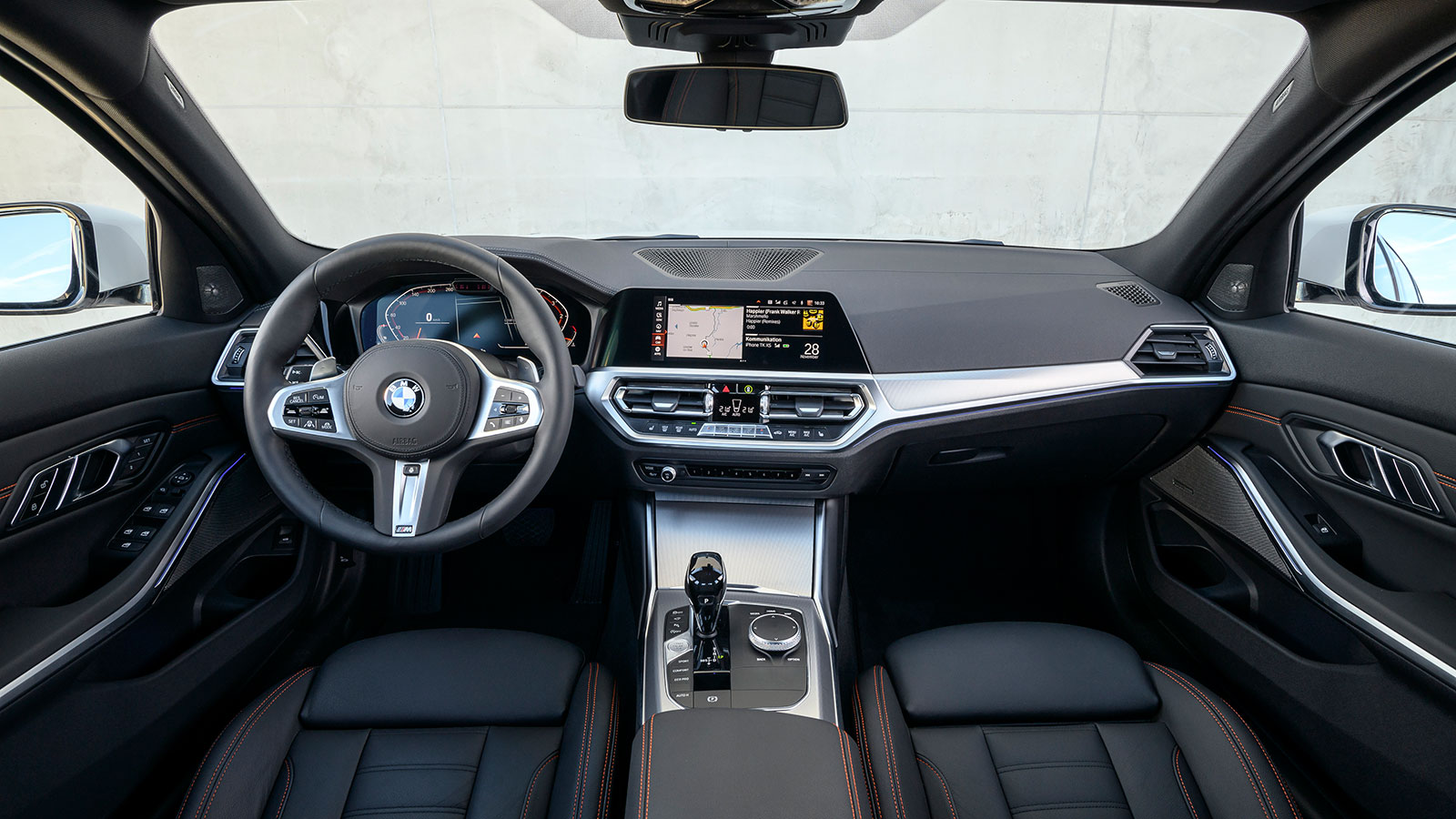 Τυπικό εσωτερικό BMW συναντούμε στην 320i, με τον διάκοσμο να είναι πολυτελής και την ποιότητα κορυφαία. 
