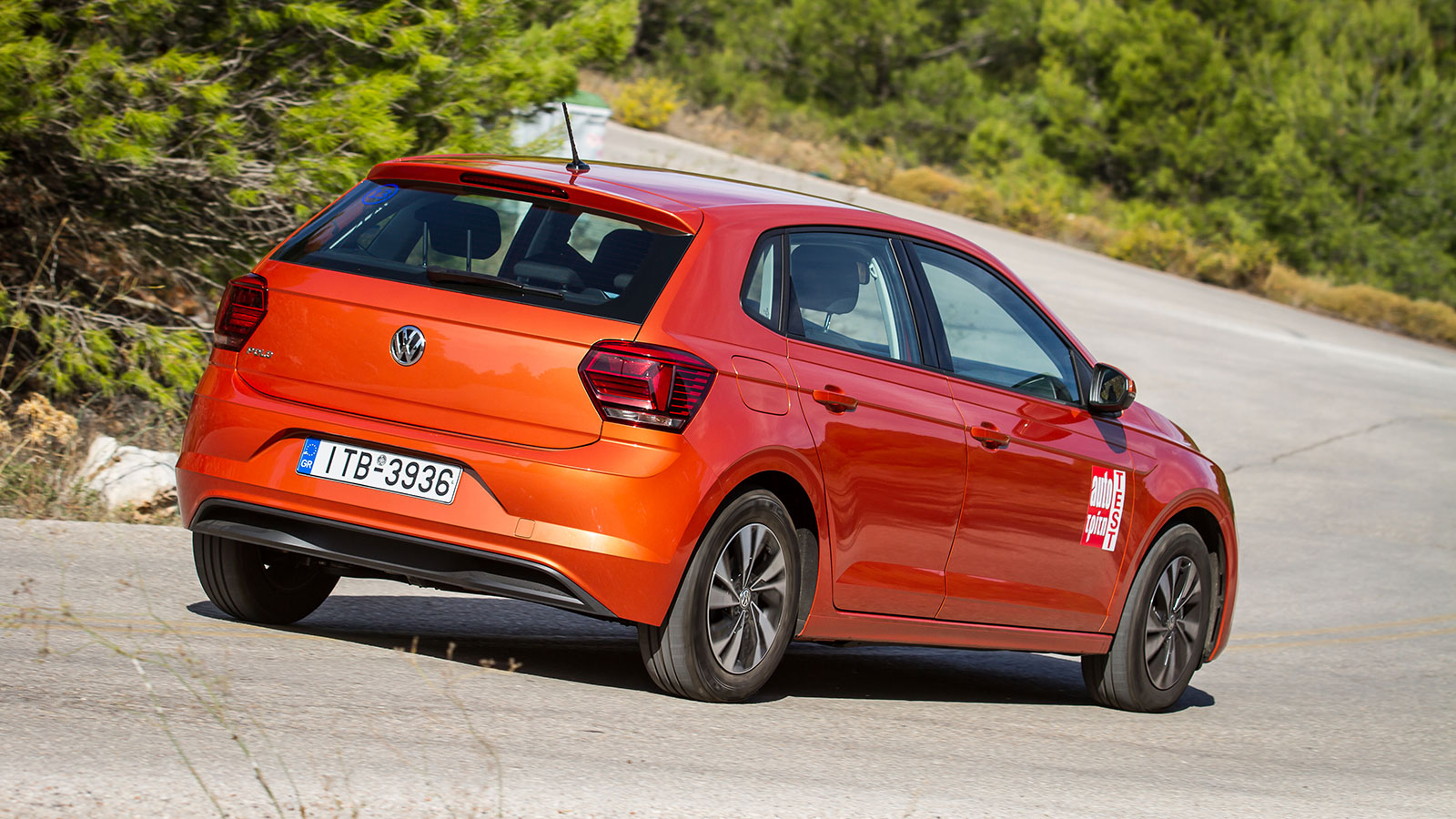 Το VW Polo χάρη στην ποιότητα της κύλισής του θυμίζει περισσότερο μεγαλύτερο μοντέλο, αλλά δεν έχει την ζωντάνια του Peugeot 208.