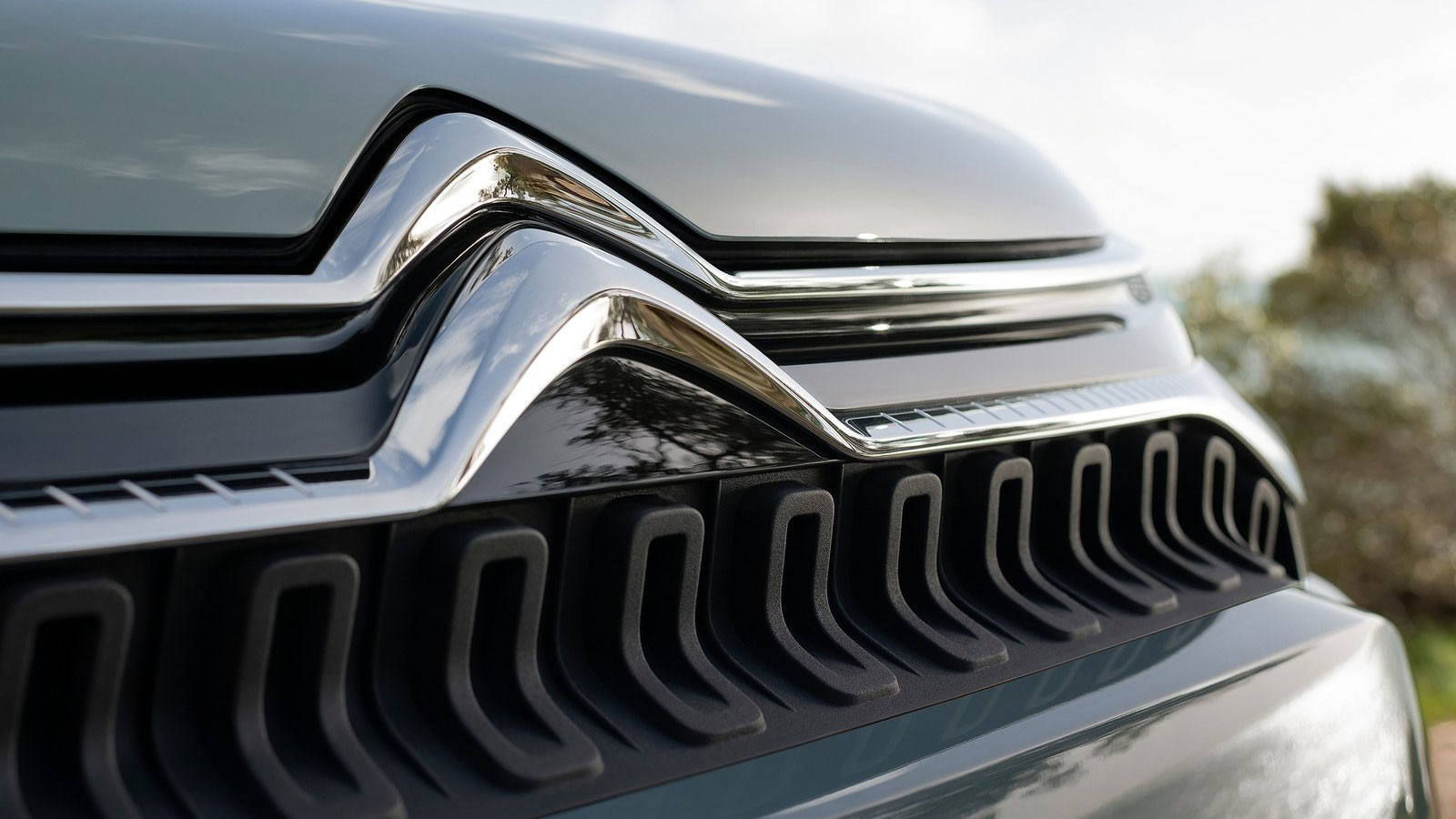 Το C3 Aircross έρχεται με έναν πλήρως ανανεωμένο πρόβολο που περιλαμβάνει νέο προφυλακτήρα και μάσκα, μεγαλύτερο αεραγωγό, καθώς και νέους προβολείς L