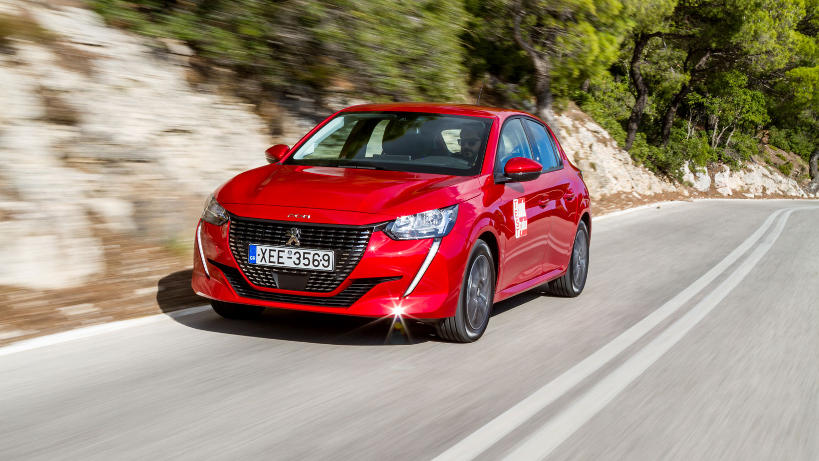 Πιο ισορροπημένο είναι οδηγικά το Peugeot 208 το οποίο στην πολύ καλή αίσθηση και συμπεριφορά του προσθέτει επιπλέον και το στοιχείο της άνεσης και τη