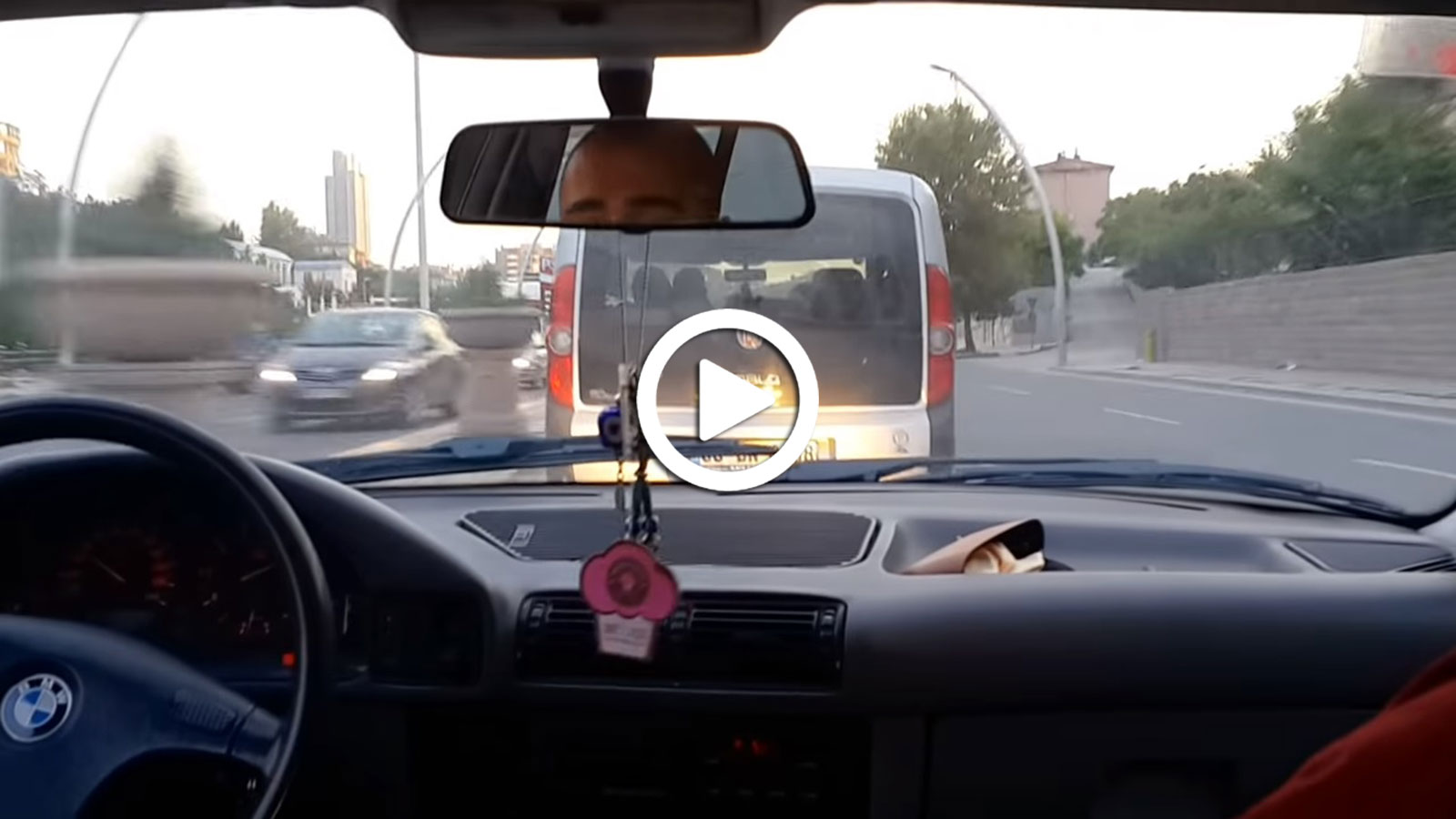 Κάγκουρας με παλιά 5άρα κολλάει πινακίδα
