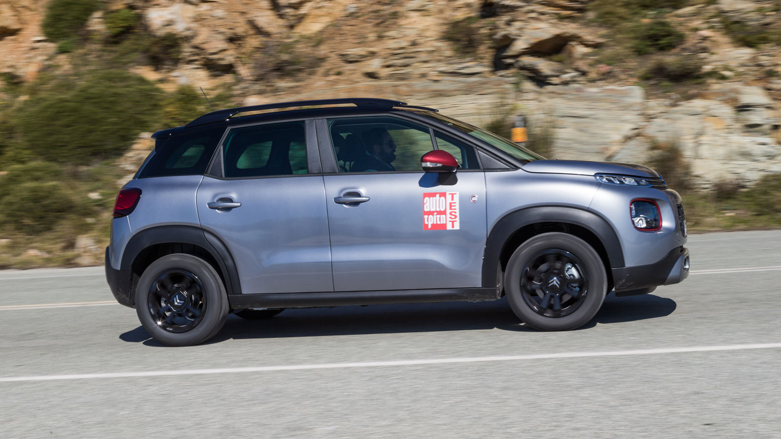Οι επιδόσεις του C3 Aircross είναι εμφανώς καλύτερες, όπως και τα επιμέρους χαρακτηριστικά, αφού ο 1,2 PureTech είναι πιο ζωντανός από χαμηλά και πολι