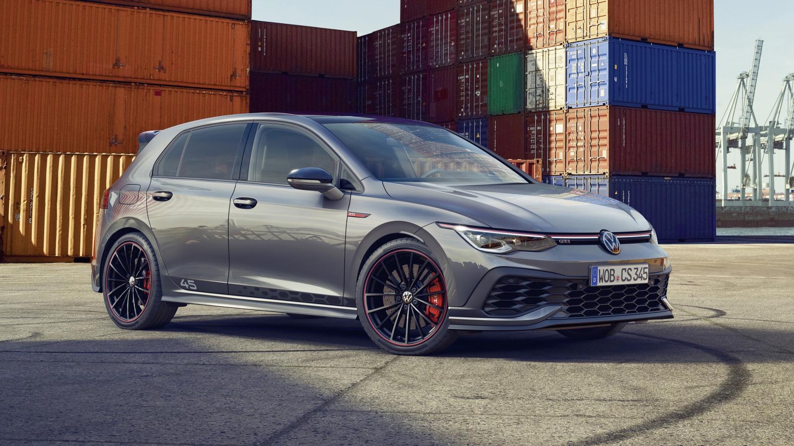 Η Volkswagen γιορτάζει τα 45 χρόνια του Golf GTI λανσάροντας την επετειακή έκδοση Clubsport 45, που βασίζεται στο Golf GTI Clubsport των 300 ίππων. Μά