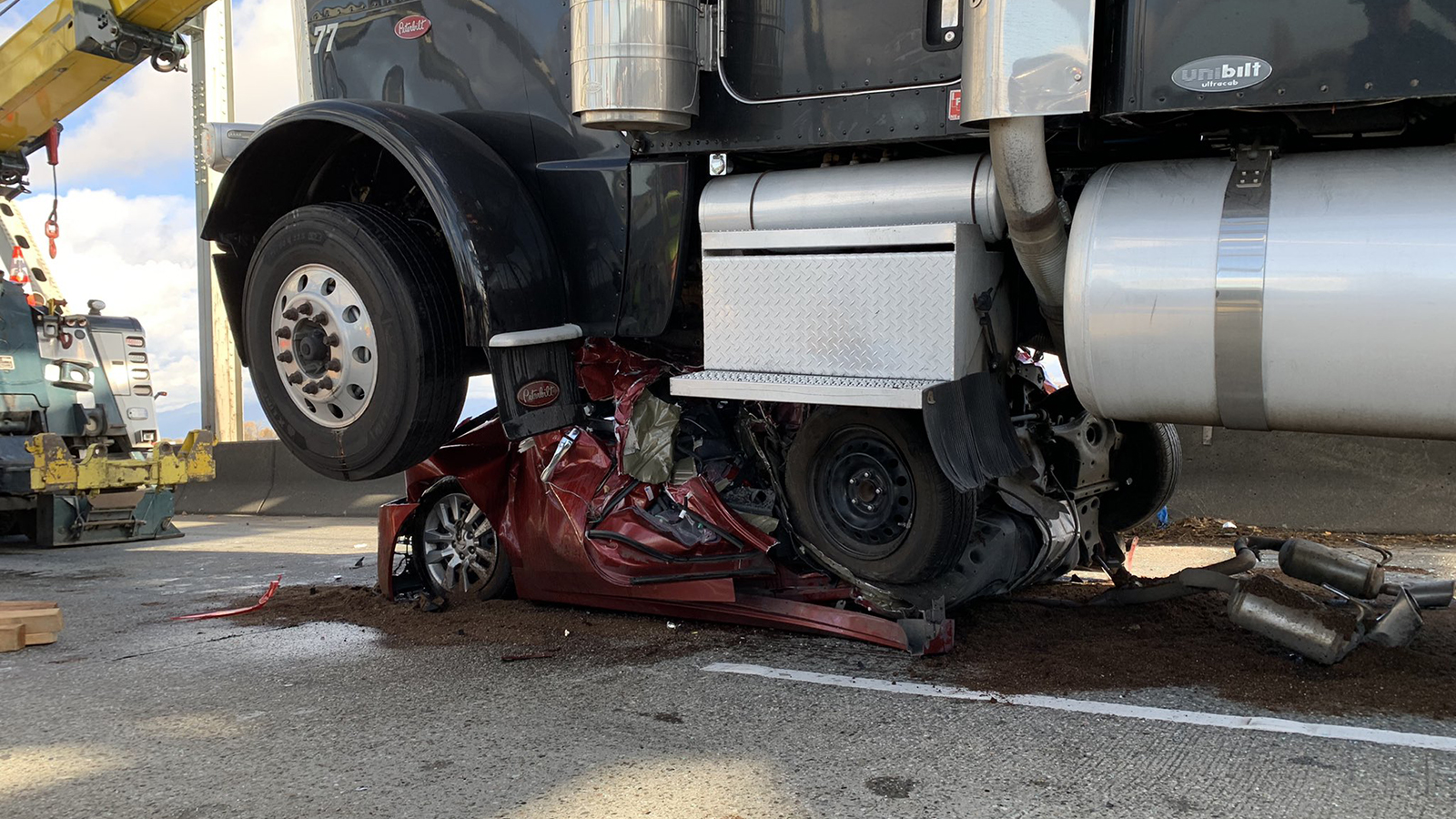 ΙΧ «διπλώθηκε» στα δύο όταν έπεσε πάνω της νταλίκα 