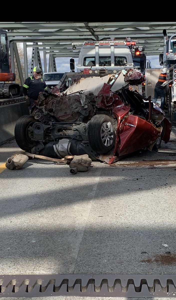 ΙΧ «διπλώθηκε» στα δύο όταν έπεσε πάνω της νταλίκα 