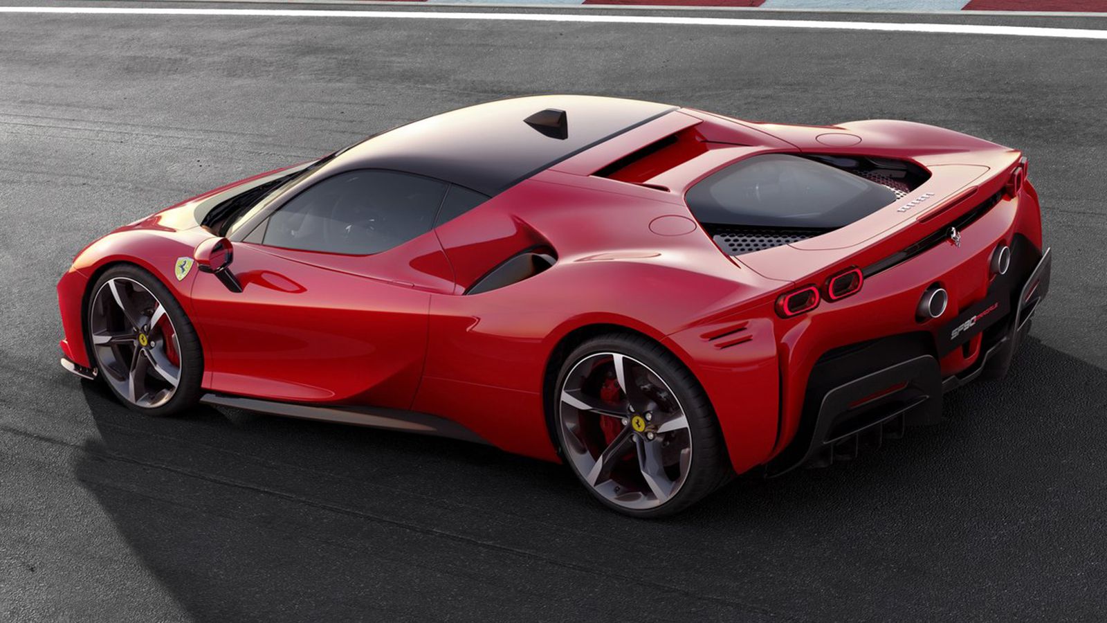 Ferrari SF90 Stradale φέρνει μαζί του ο Κώστας Μανωλάς 