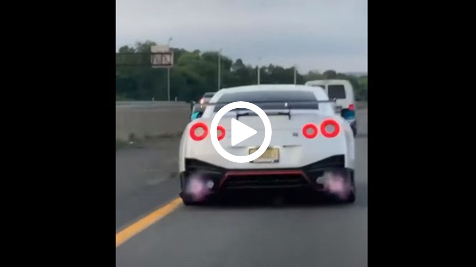 Nissan GT-R NISMO τρομοκρατεί κόσμο σε αυτοκινητόδρομο 