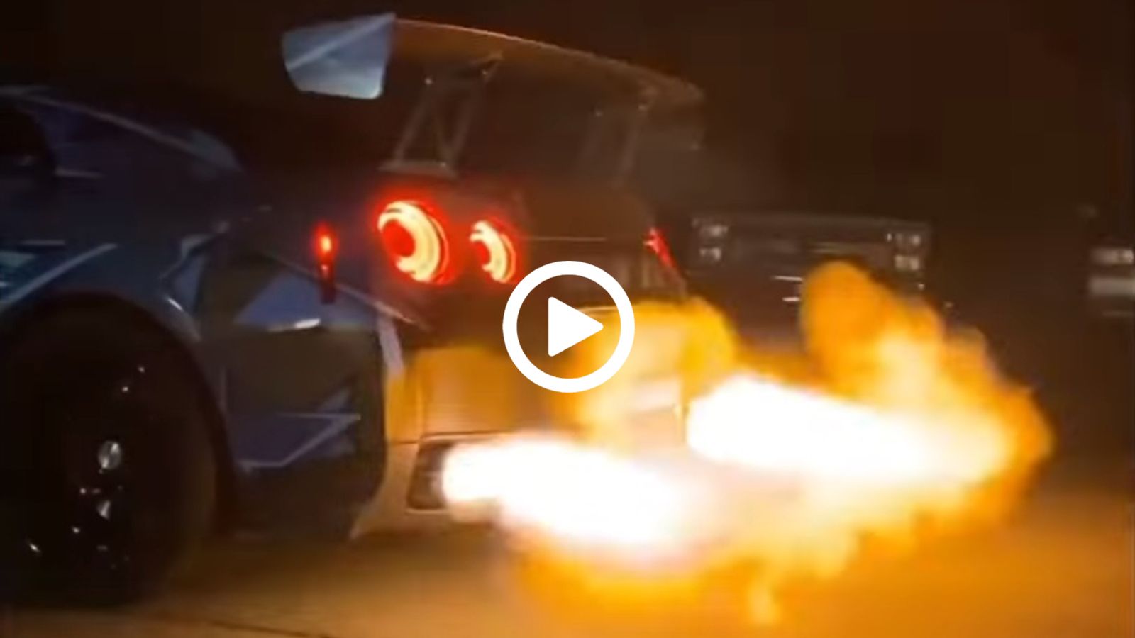 GT-R με 2.000 άλογα κάνει τη νύχτα μέρα με τα φλογίδια του