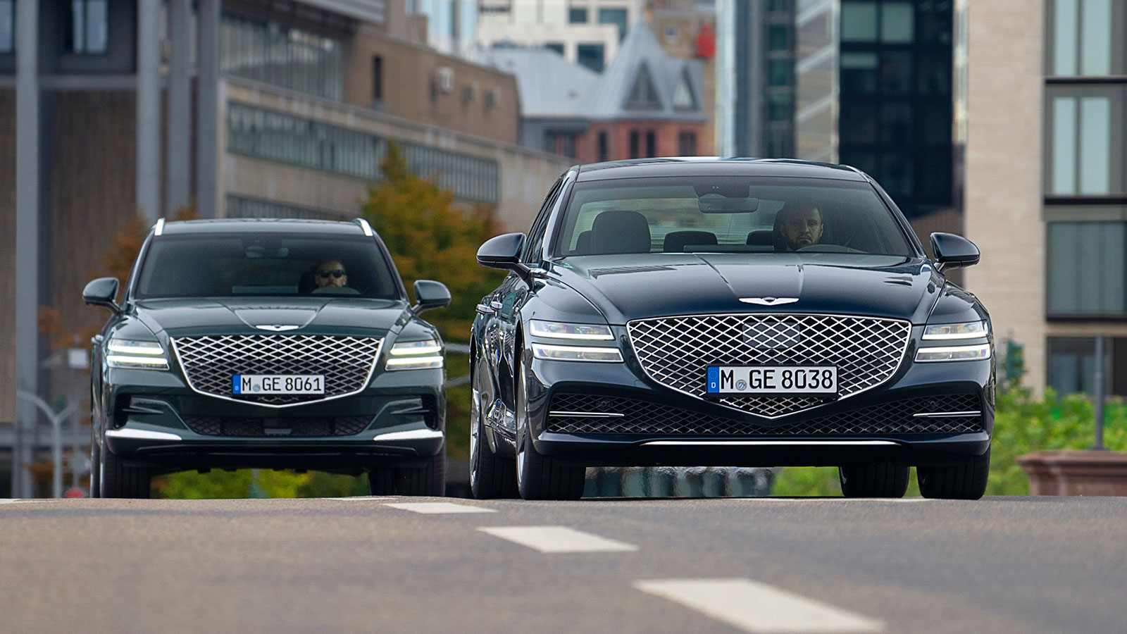 Οι τιμές των δύο μοντέλων για την αγορά της Γερμανίας ξεκινούν αισθητά χαμηλότερα από τον γερμανικό premium ανταγωνισμό με διαφορές της τάξεως των 12.