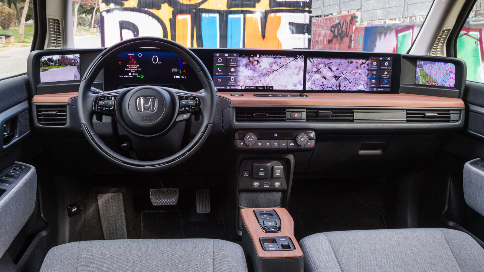 Το εσωτερικό του Honda e είναι ό,τι πιο προηγμένο και digital έχετε δει, με το ταμπλό να ενσωματώνει 5 οθόνες, με αυτές του infotainment να είναι σχεδ