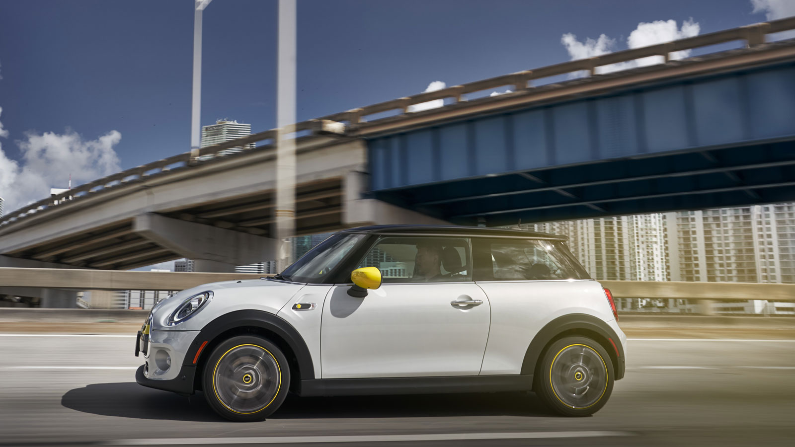Το MINI Cooper SE πατάει σε προσθιοκίνητη πλατφόρμα, διατηρώντας στον πίσω άξονα τη διάταξη με τους πολλαπλούς συνδέσμους, υποσχόμενο αίσθηση ανάλογη 