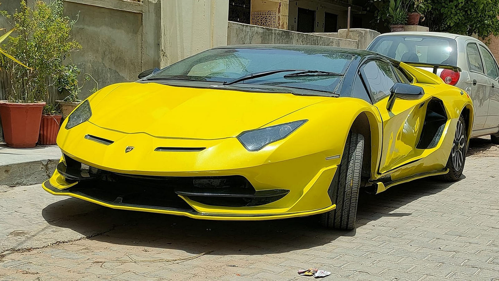 Ηοnda Civic μεταμορφώθηκε σε Aventador SVJ