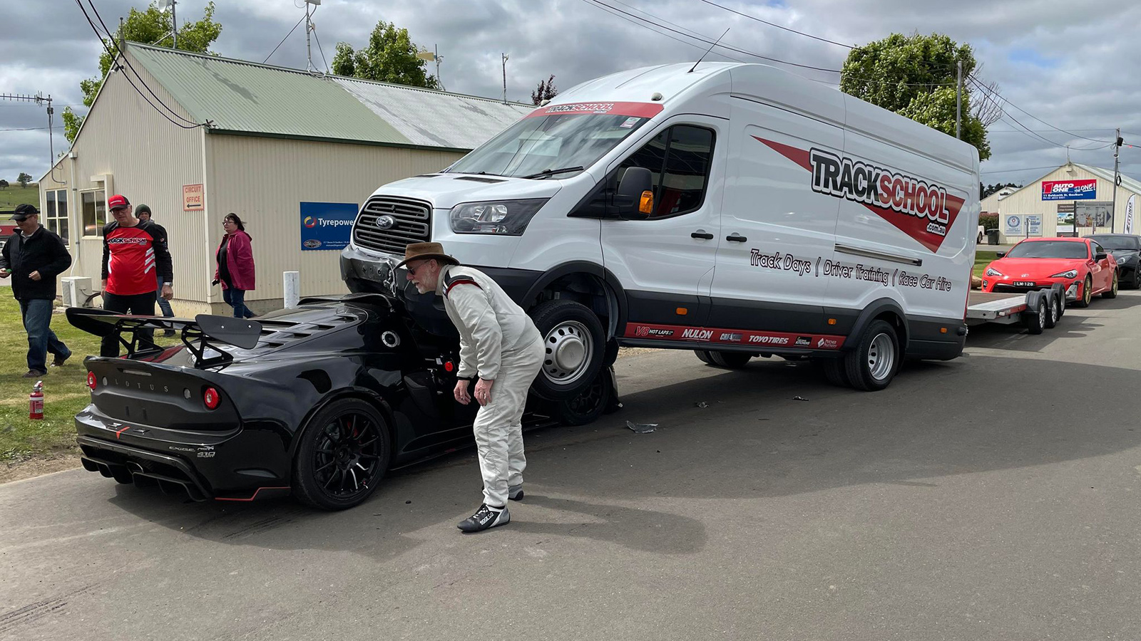 Lotus Exige «του κουτιού» μπήκε κάτω από Ford Transit βαν