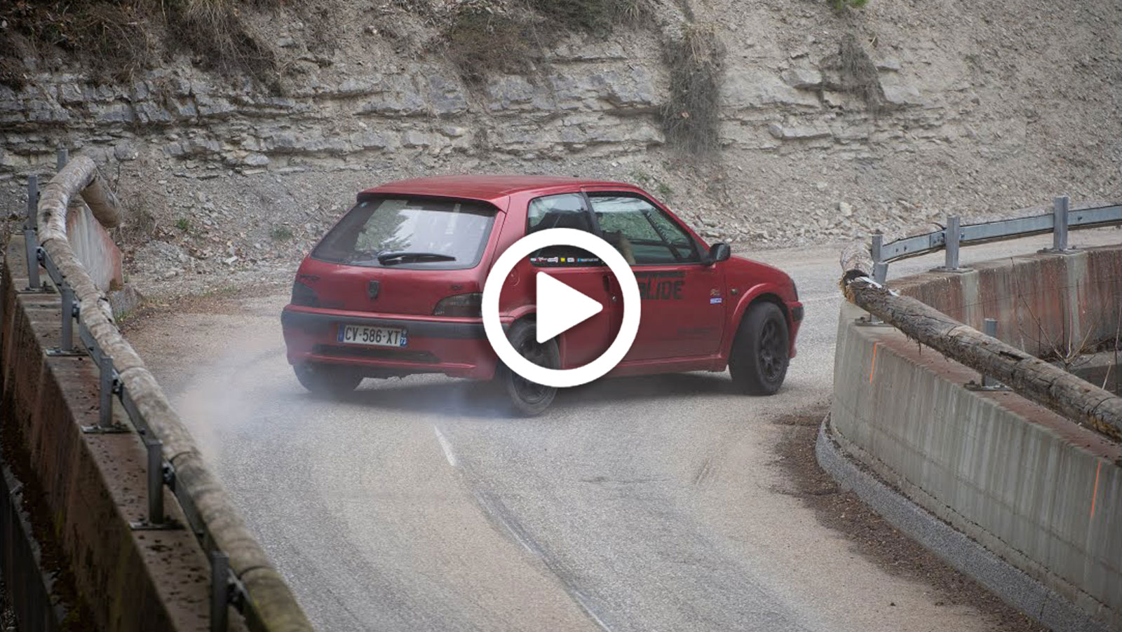 Διπλωμένο 106 Rallye «παλεύει» σε στροφιλίκι