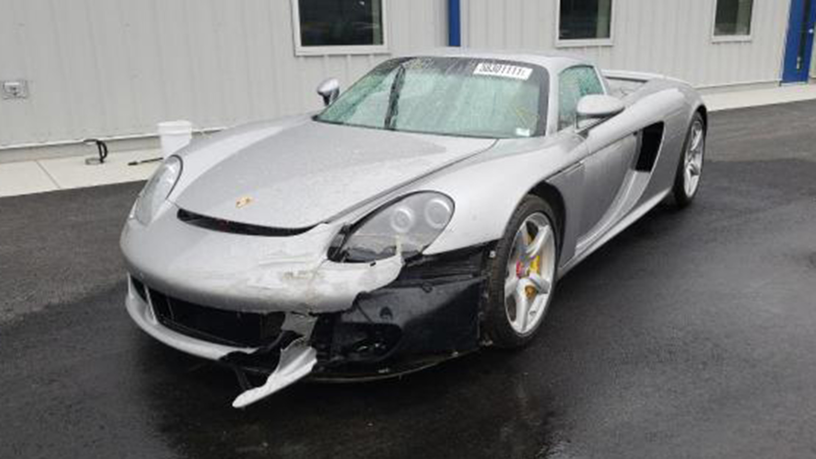 Πόσα θα έδινες για μια τρακαρισμένη Porsche Carrera GT;