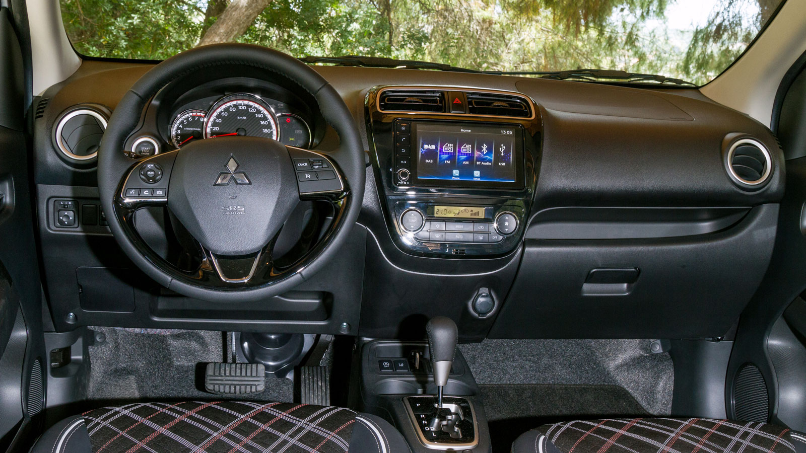 Όσον αφορά τον εξοπλισμό, περιλαμβάνει Active Stability Control (ASC) με Traction Control (TCL) και Hill Start Assist (HSA), ενώ οθόνη αφής 6,5”