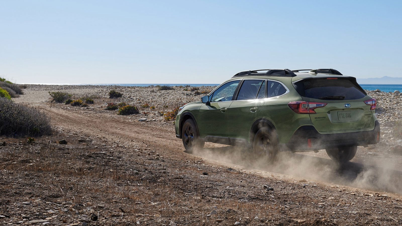 Μόνιμη συμμετρική τετρακίνηση All-Wheel-Drive και γενναίες γωνίες προσέγγισης, διαφυγής και ράμπας συνθέτουν τον χαρακτήρα του off roader wagon της Su