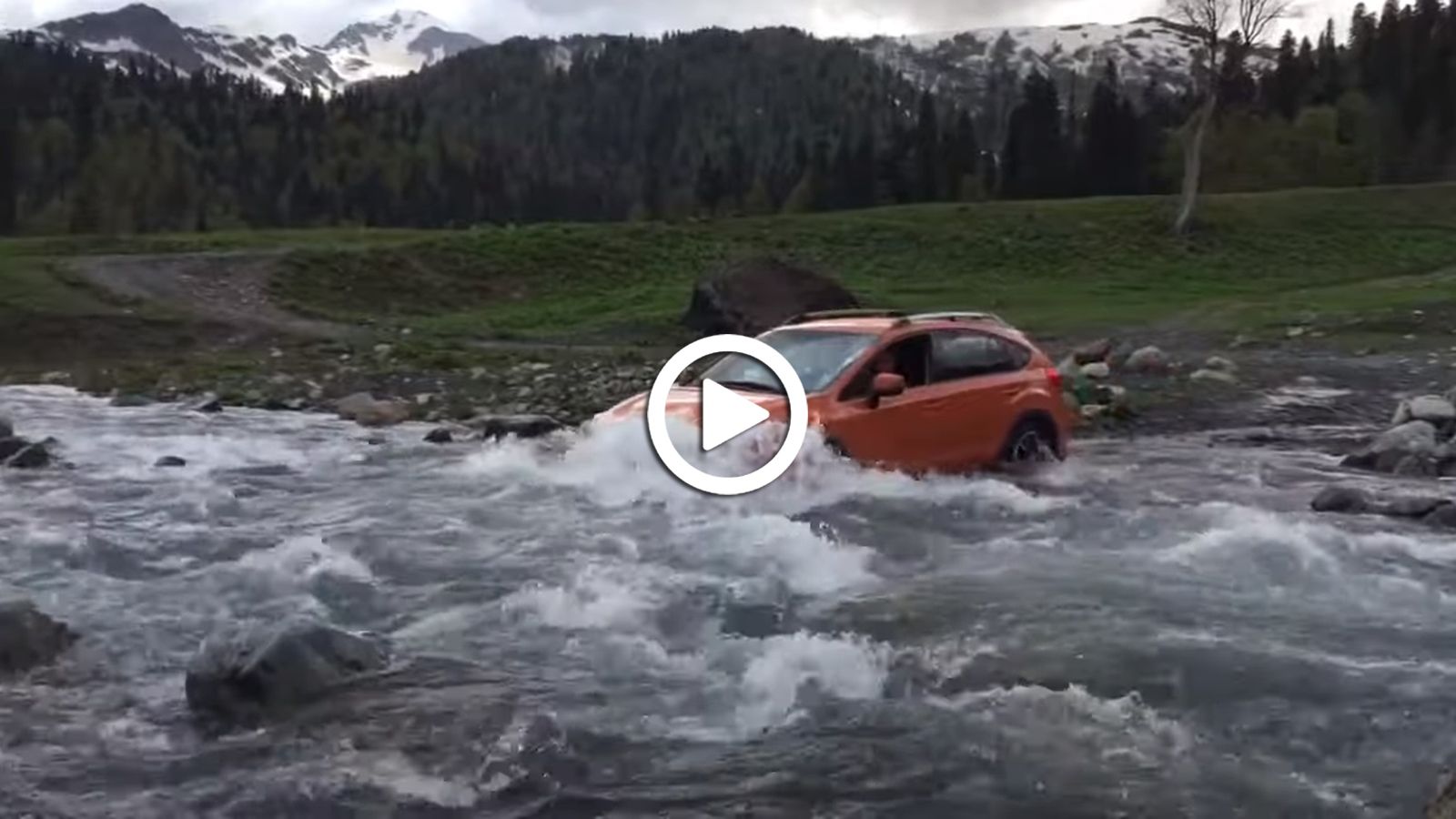 Video: Ατρόμητος ορμάει με Subaru σε ποτάμι