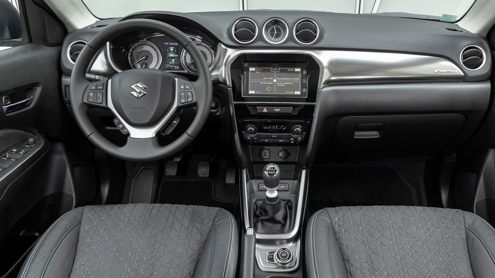 Το εσωτερικό του Suzuki Vitara είναι ευχάριστο χωρίς όμως το κάτι παραπάνω. Η λειτουργία της οθόνης του infotainment χρειάζεται μια κάποια εξοικείωση 