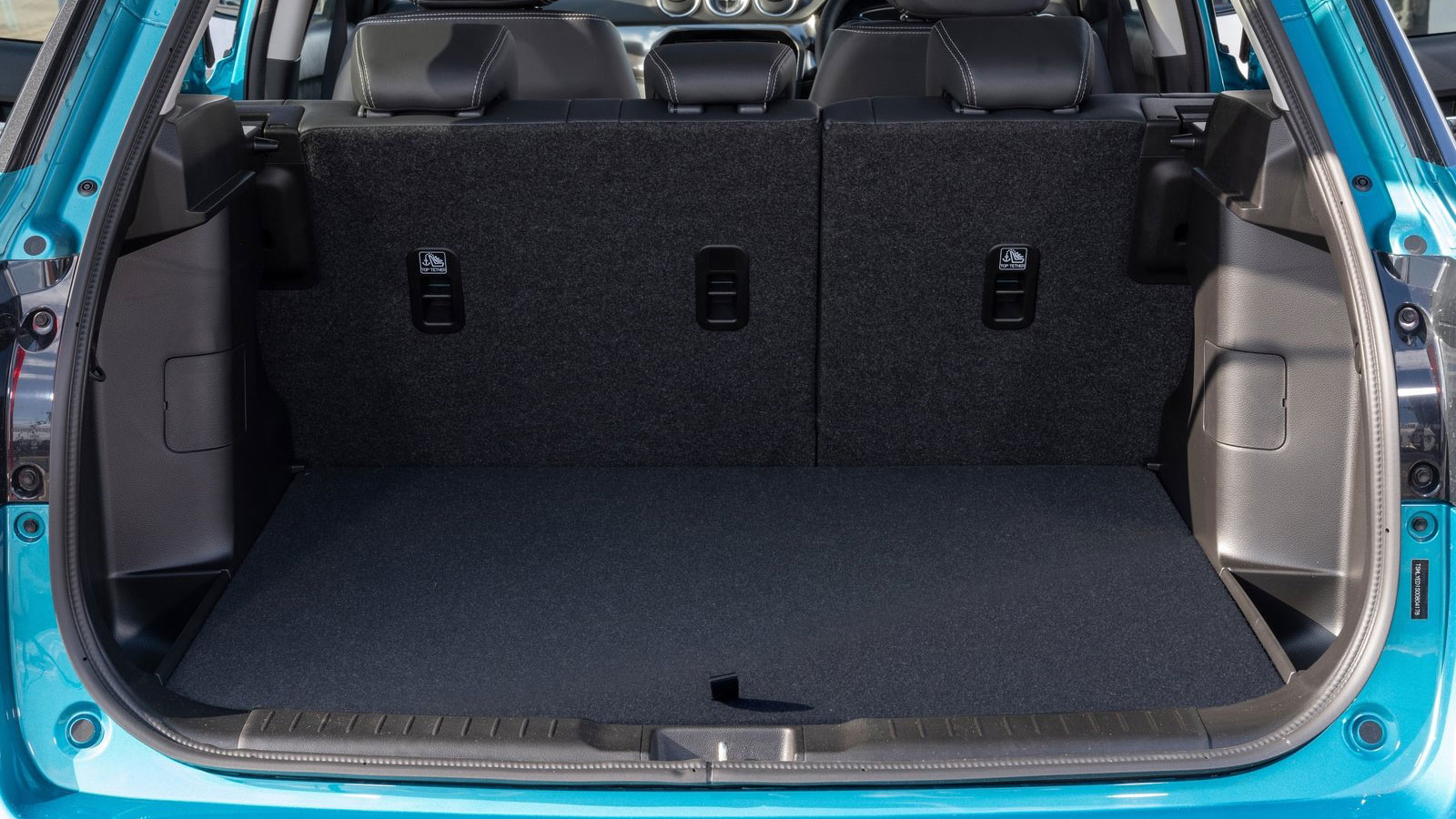 Επίσημο νούμερο για τον χώρο αποσκευών του Vitara Hybrid δεν έχει ανακοινωθεί, ωστόσο το mild hybrid έχει όγκο 375 λίτρων και λογικά οι μεγαλύτερες μπ