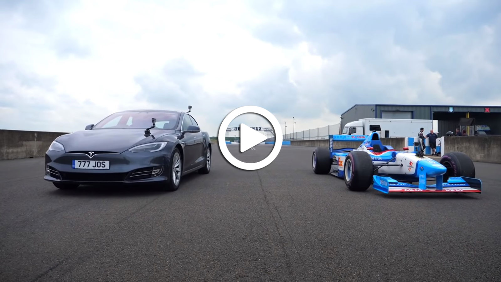 Video: Tesla Model S Vs Benetton F1 με V10