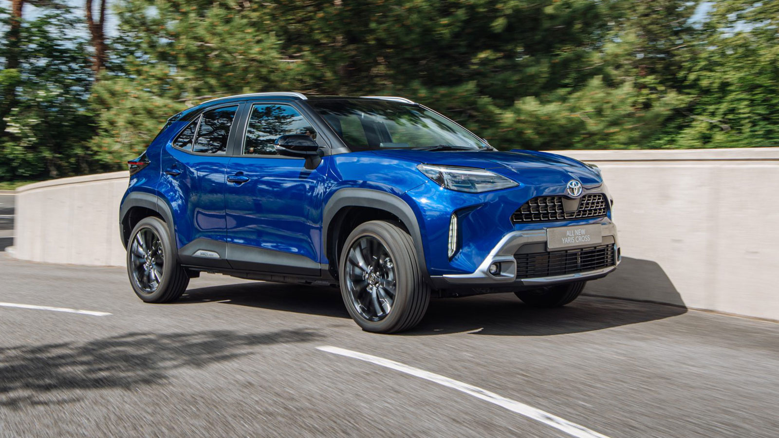 Το Yaris Cross προσφέρεται και ως τετρακίνητο με ένα σοφιστικέ σύστημα που δίνει κίνηση στον πίσω άξονα μέσω ηλεκτροκινητήρα, που το κάνουν να ανταποκ