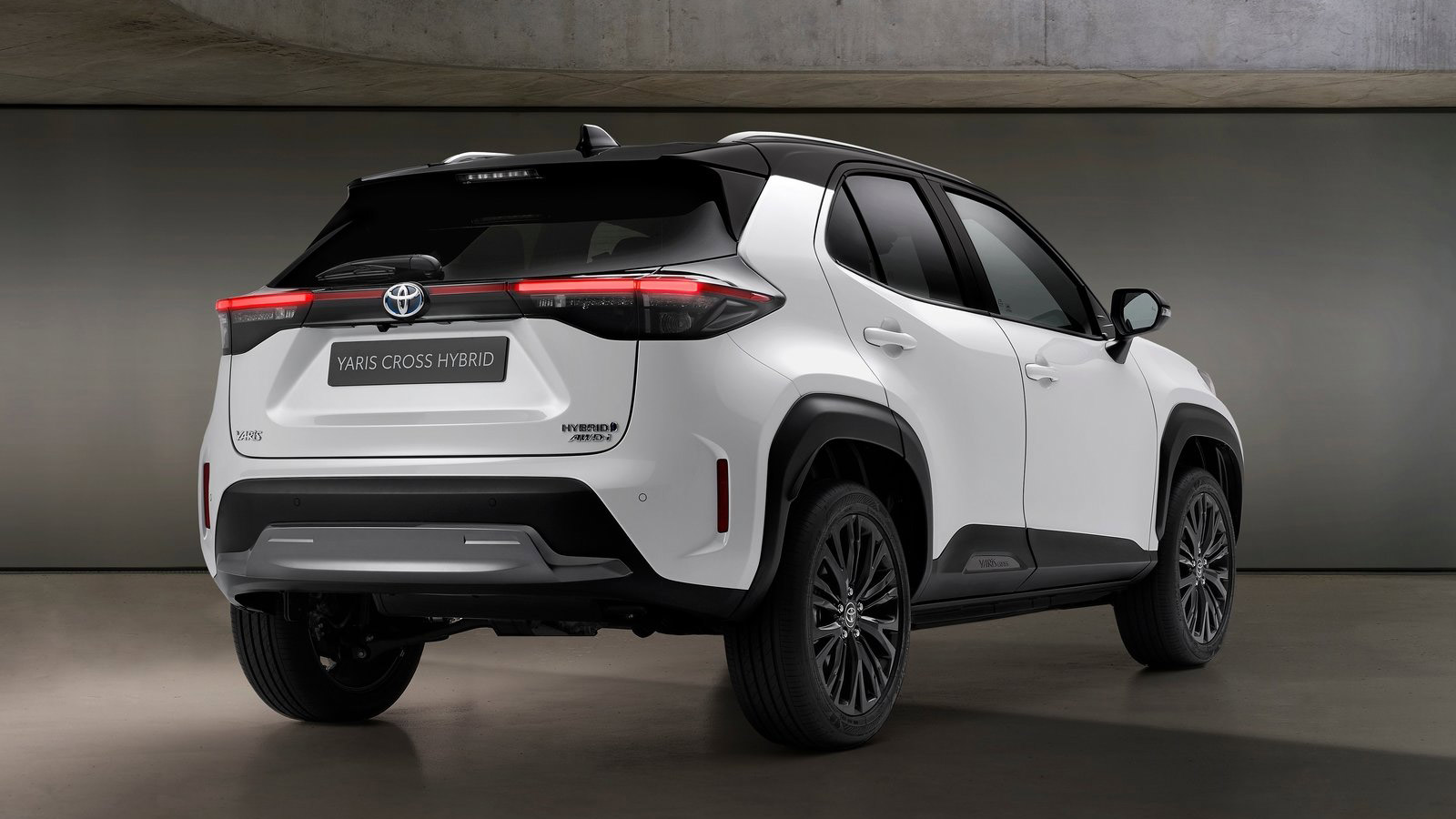 Tο πρώτο μικρό SUV της Toyota εφοδιάζεται με το νεότερο υβριδικό σύνολο της μάρκας, «έξυπνη» τετρακίνηση, «φρέσκο» ντιζάιν, ενώ παράλληλα είναι και φο