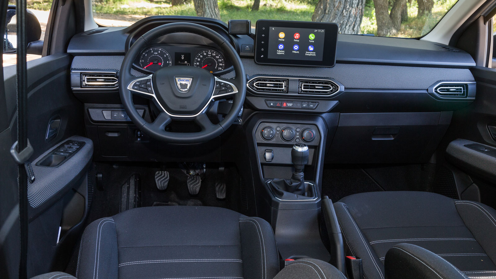 Το ταμπλό του νέου Sandero διαφέρει αρκετά από του προηγούμενου και είναι πιο σύγχρονο, ενώ αν και πάλι χρησιμοποιεί σκληρά πλαστικά εντούτοις είναι κ