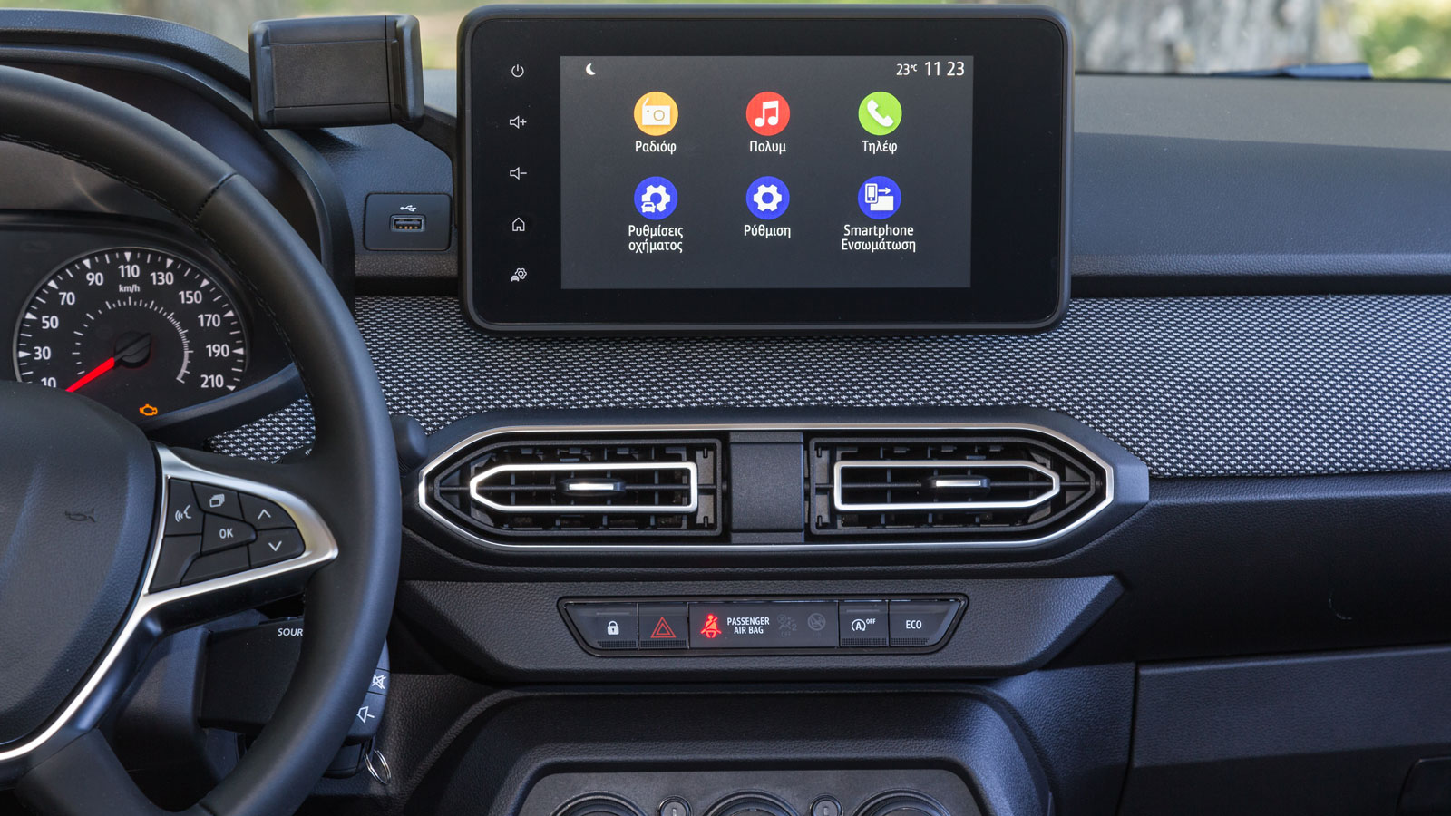 Η προαιρετική οθόνη αφής στο κέντρο του ταμπλό των 8 ιντσών εκσυγχρονίζει την εικόνα του νέου Sandero.  Όμορφη ωστόσο και πρακτική είναι και η οθόνη τ