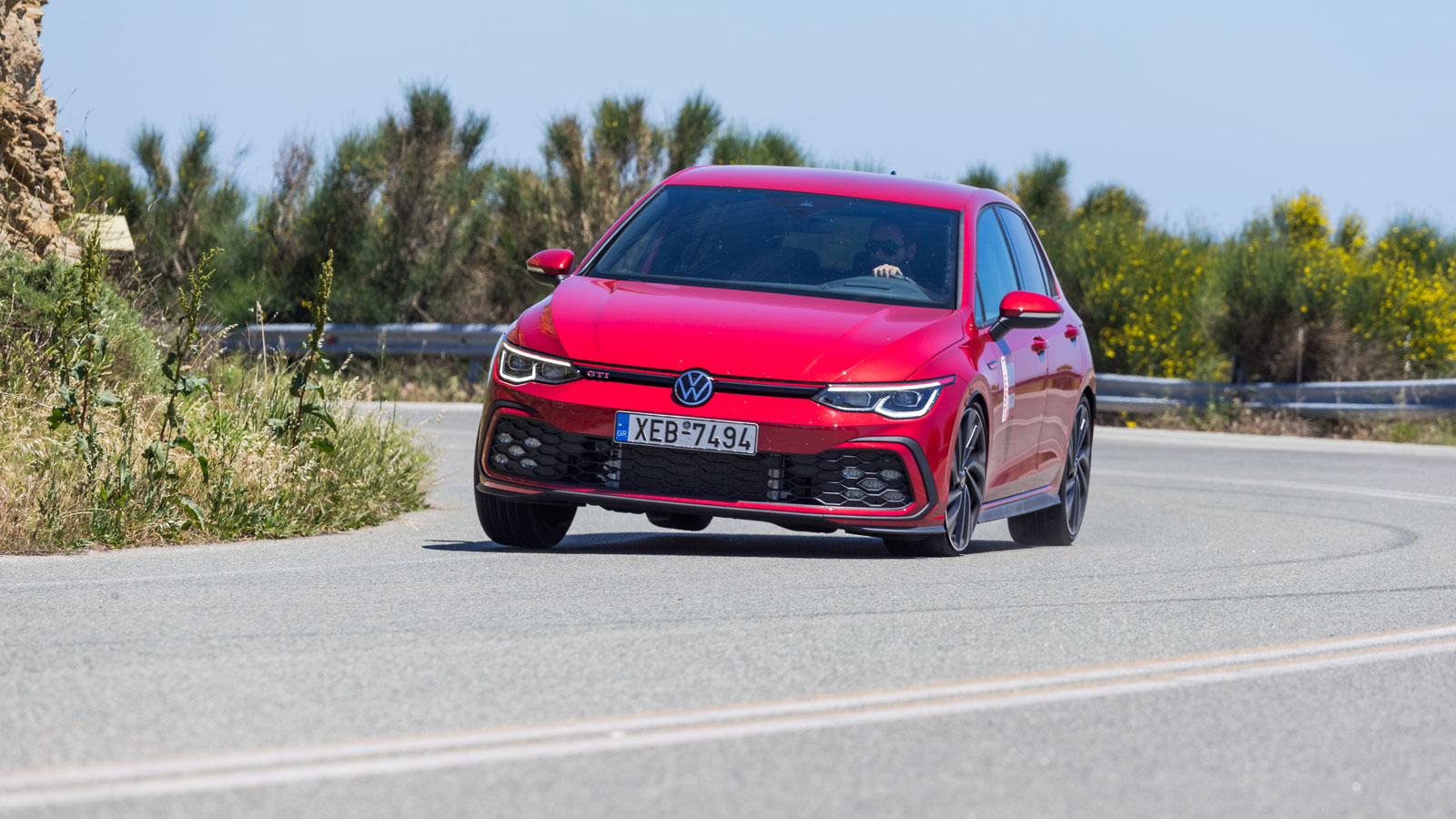 Στην Comfort ρύθμιση, το GTI είναι ίσως και καλύτερο σε απόσβεση από ένα 1.000άρι Golf, με το τιμόνι του να είναι ιδιαίτερα ελαφρύ, ενώ στη Sport το σ