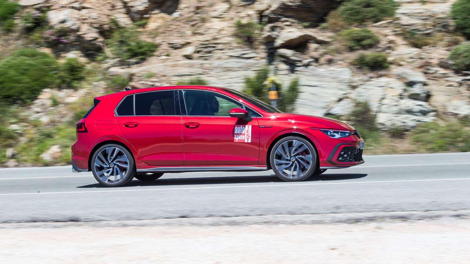 Μην διστάσετε στιγμή να επιλέξετε το πακέτο ανάρτησης DCC που συνδυάζεται με τις 19 ιντσών ζάντες που προσφέρει ως έξτρα η VW, αφού με κόστος 640 ευρώ