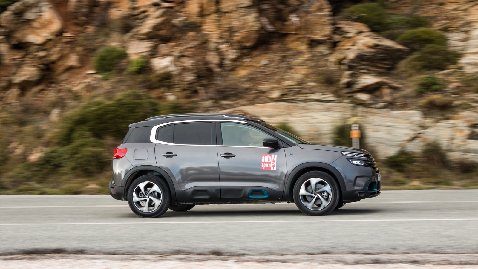Το C5 Aircross PHEV είναι πιο σφιχτό, αλλά και πάλι η άνεση είναι σε πρώτο πλάνο. Και στις δύο εκδόσεις η απόσταση από το έδαφος είναι κορυφαία (230 χ