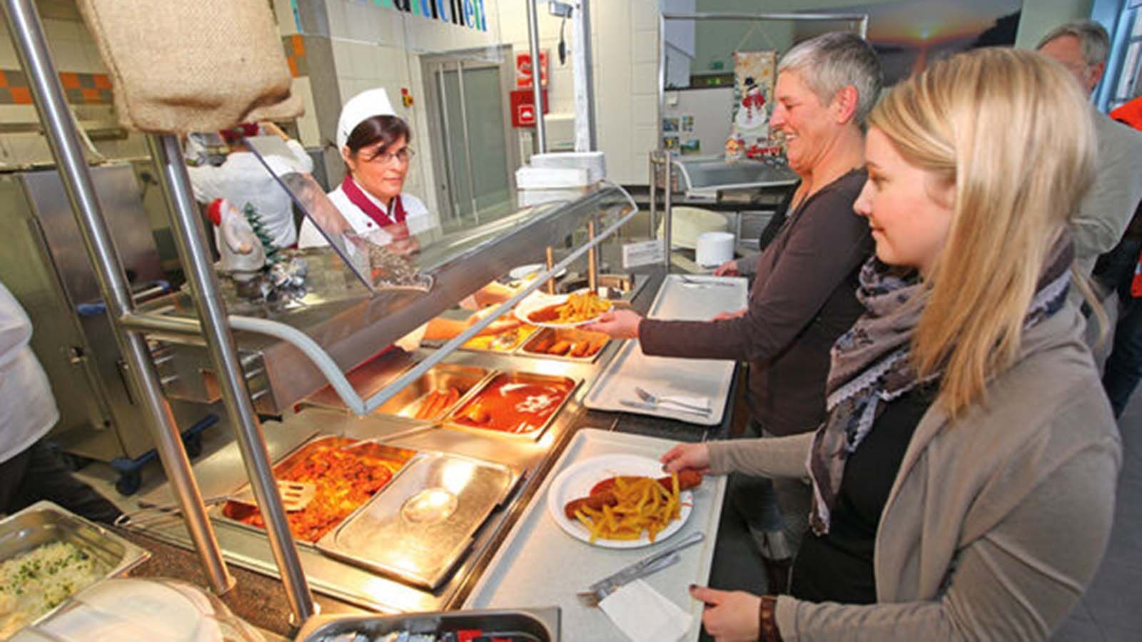 Οι εργαζόμενοι της VW την στιγμή που προμηθεύονται το λουκάνικο σε εστιατόρια της φίρμας.